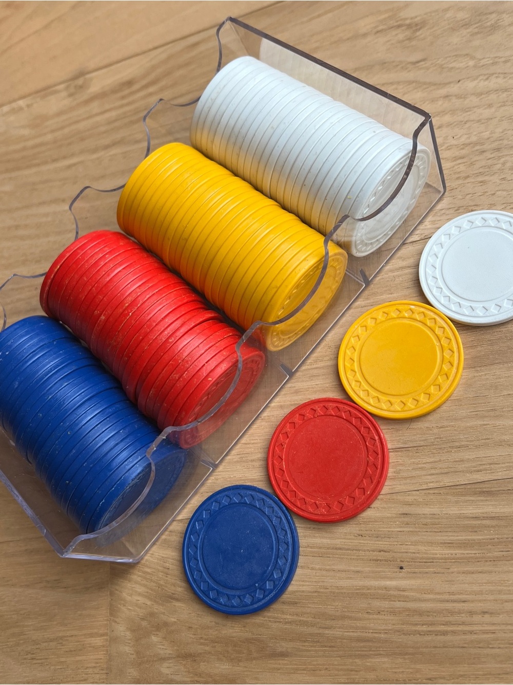 Poker Chips Yellow Red Blue White 25 Per Stacks 100 Chips Clear Plastic Case